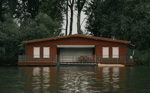 A houseboat on the water with a dock from Chrome web store to be run with OffiDocs Chromium online A houseboat on the water with a dock from Chrome web store to be run with OffiDocs Chromium online