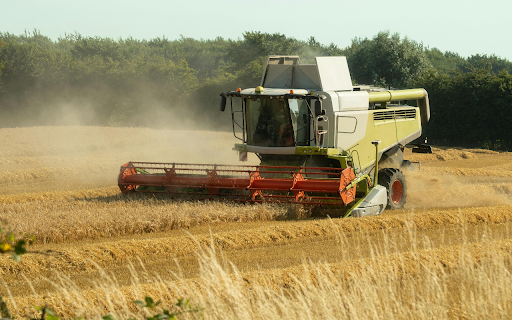 Green and Red Tractor on Farm Field from Chrome web store to be run with OffiDocs Chromium online Green and Red Tractor on Farm Field from Chrome web store to be run with OffiDocs Chromium online