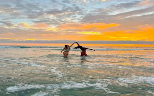 Wallpaper of two girls having fun on the beach from Chrome web store to be run with OffiDocs Chromium online Wallpaper of two girls having fun on the beach from Chrome web store to be run with OffiDocs Chromium online